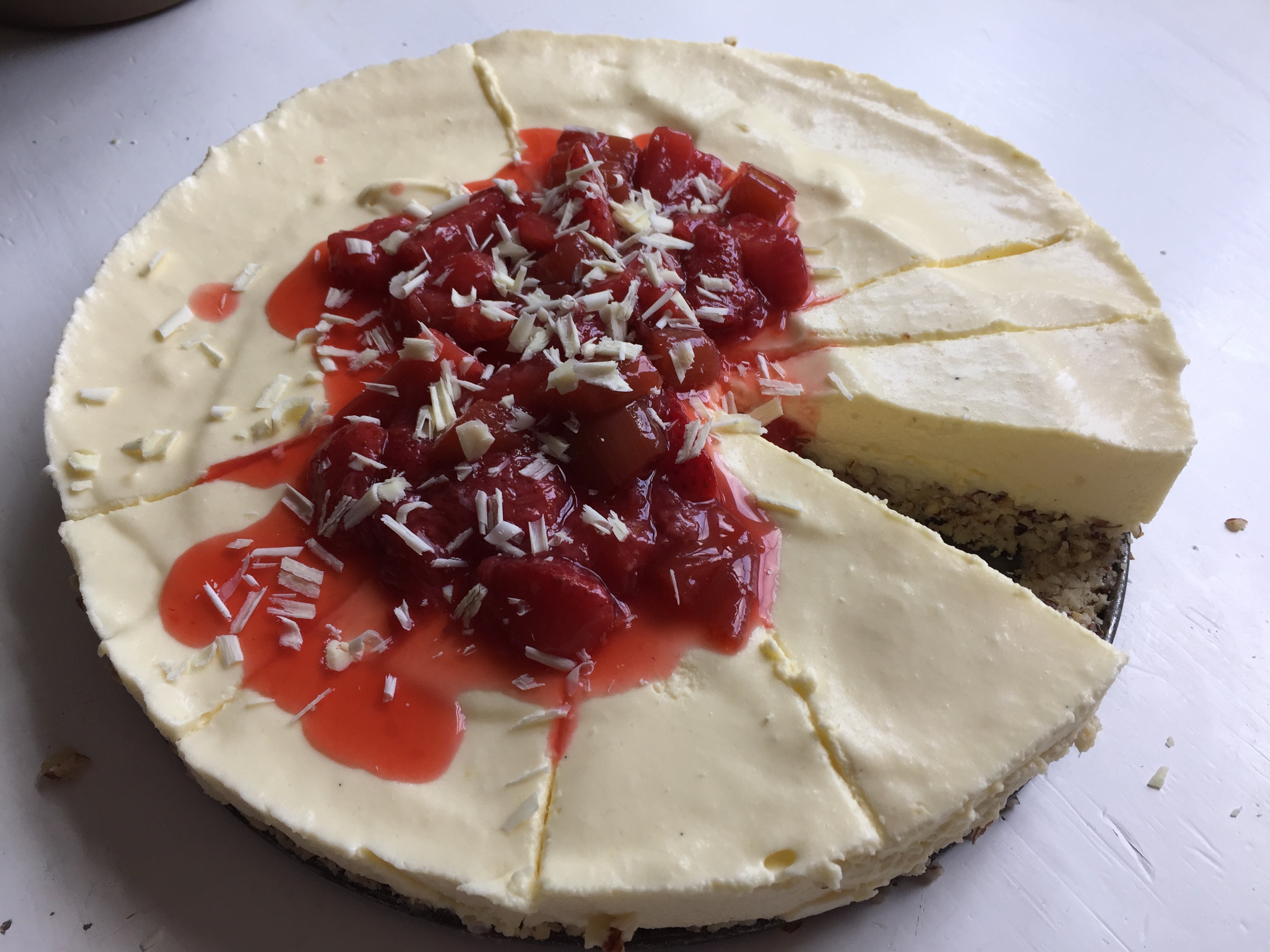 Zitronenmousse-Torte mit Erdbeeren und Rhabarber - Männersteak